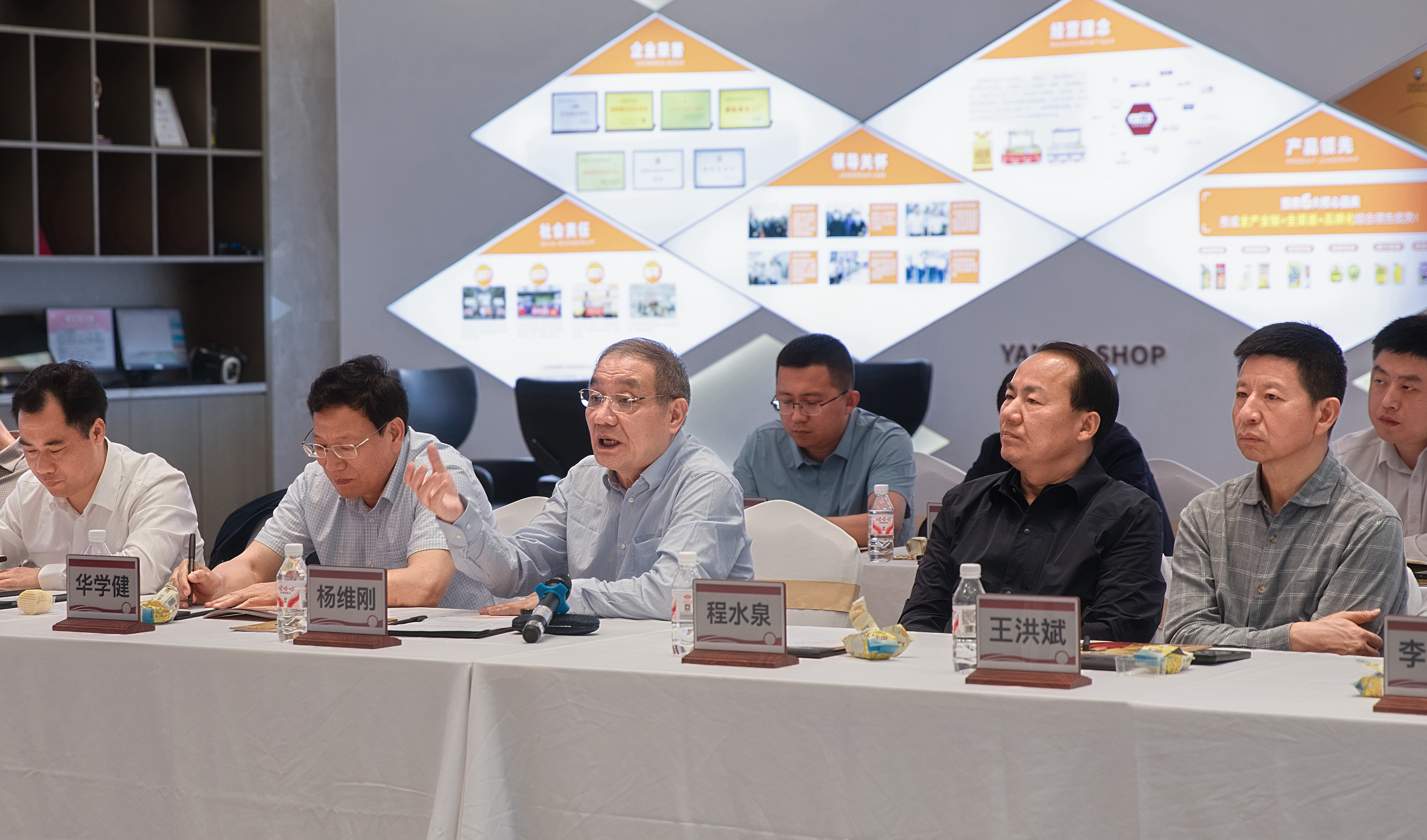 第十四屆全國人大代表、湖南省十三屆人大常委會副主任楊維剛一行蒞臨鹽津鋪子調(diào)研 第十四屆全國人大代表、湖南省十三屆人大常委會副主任楊維剛一行蒞臨鹽津鋪子調(diào)研