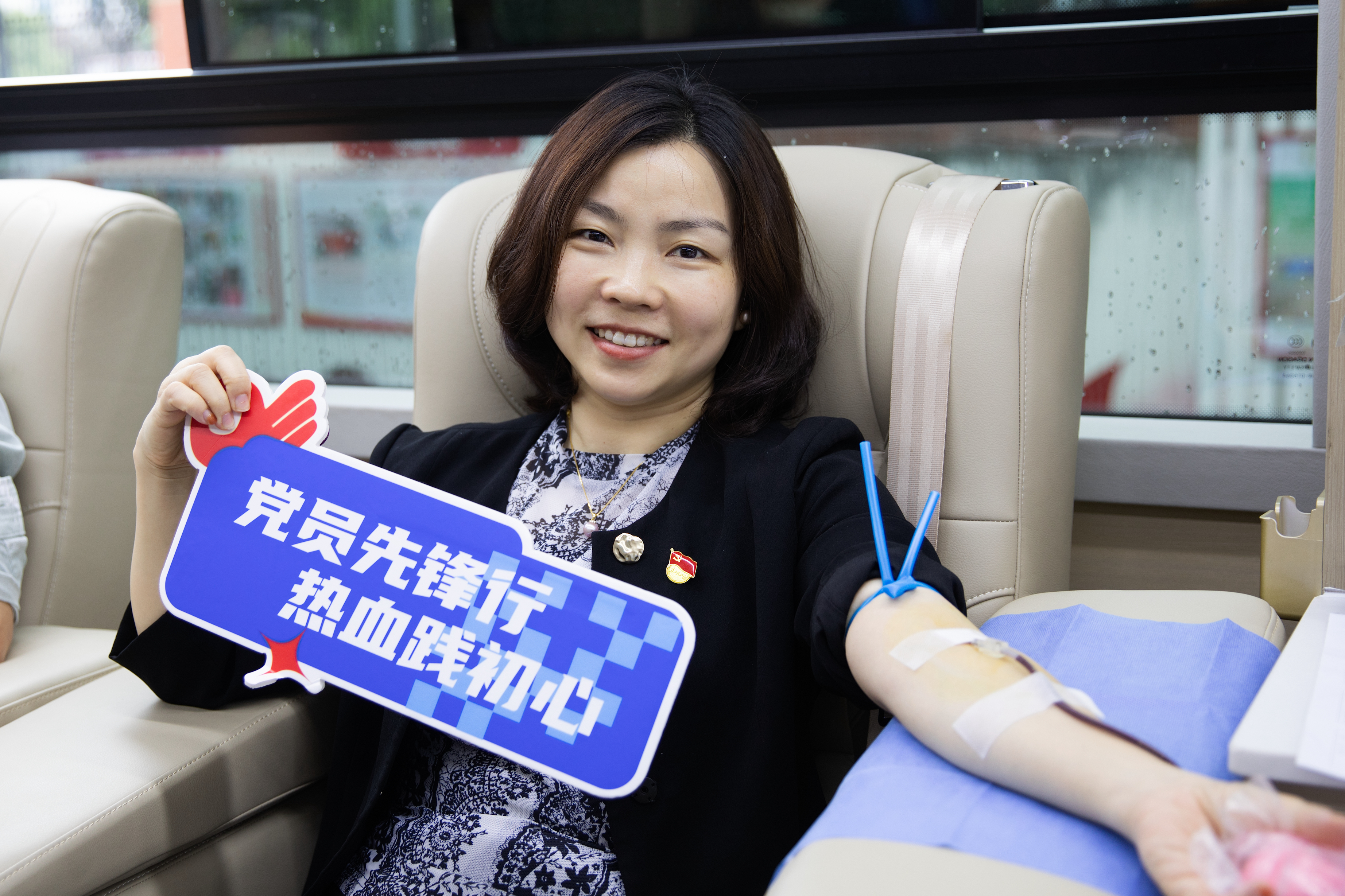 挽袖獻血傳溫情——鹽津鋪子黨委組織愛心無償獻血活動